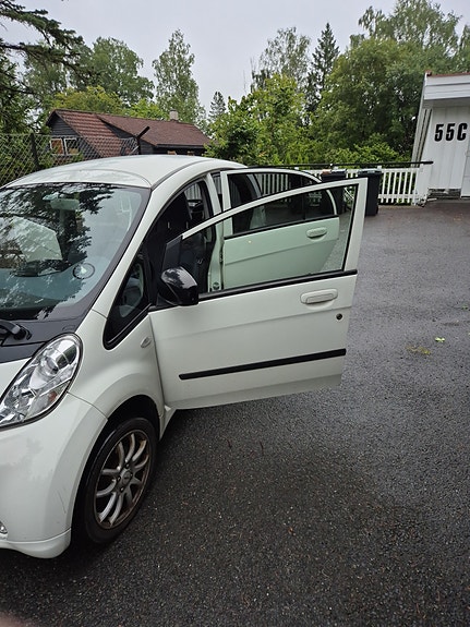 Peugeot iOn 4 of 5