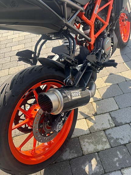 KTM 125 Duke 2 of 5
