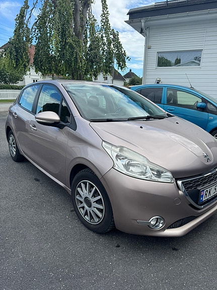 Peugeot 208 2 of 11