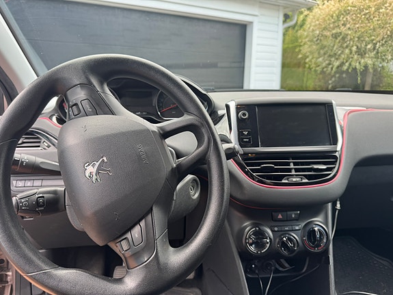 Peugeot 208 8 of 11