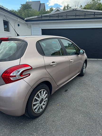 Peugeot 208 3 of 11
