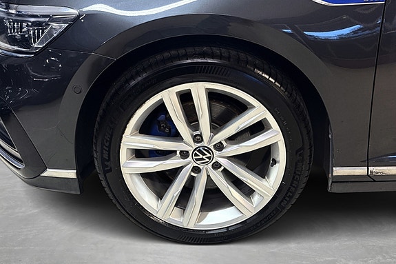 Volkswagen Passat 10 of 30