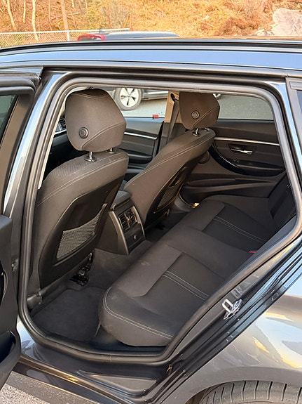 BMW 320i 17 of 30