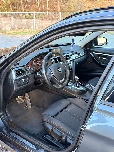 BMW 320i 13 of 30