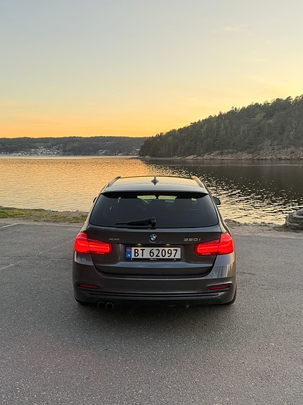 BMW 320i 4 of 30