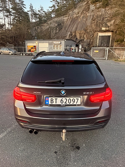 BMW 320i 21 of 30