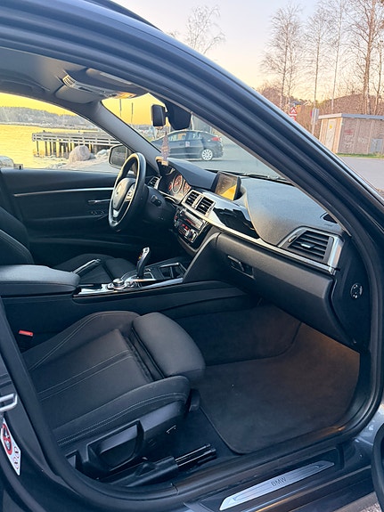 BMW 320i 27 of 30