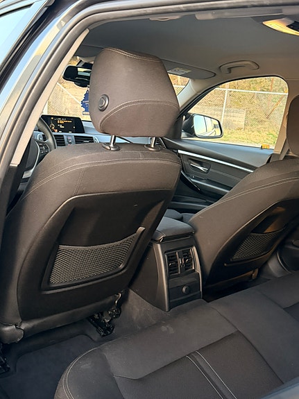 BMW 320i 18 of 30