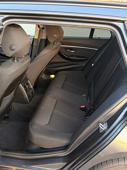 BMW 320i 16 of 30