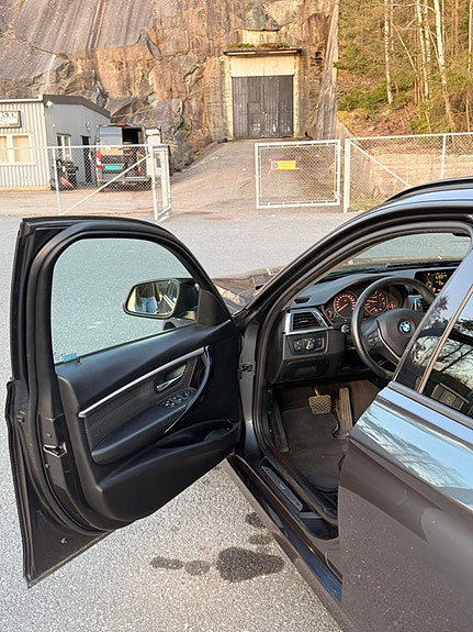 BMW 320i 14 of 30