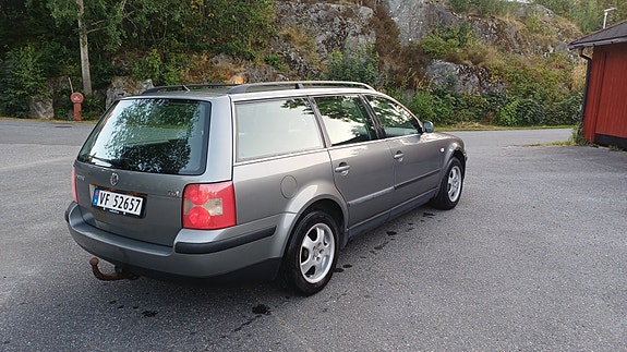 Volkswagen Passat 4 of 29