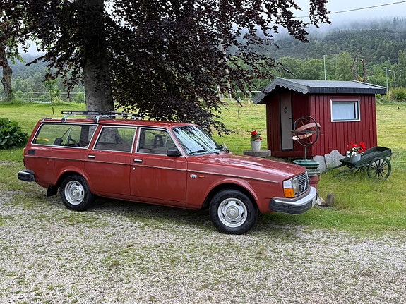 Volvo 240 2 of 5