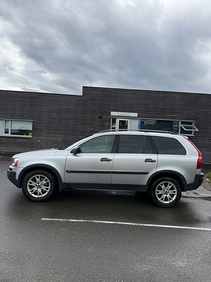 Volvo XC90 2 of 18
