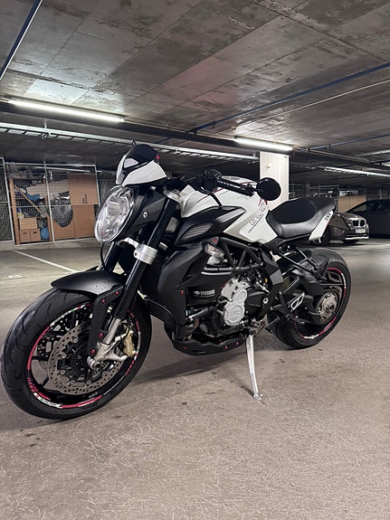 MV Agusta Brutale 800 Dragster 14 of 21