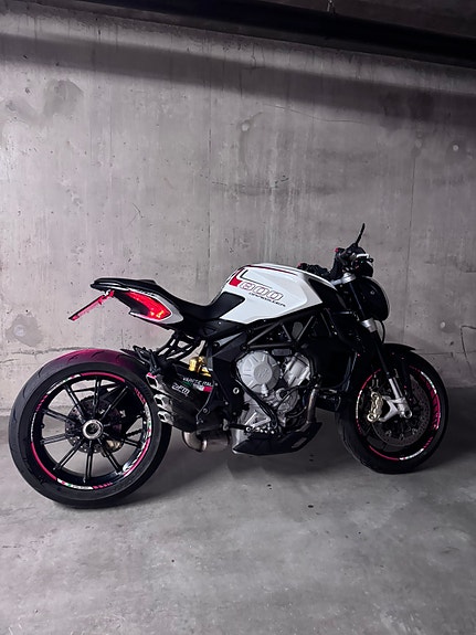 MV Agusta Brutale 800 Dragster 2 of 21