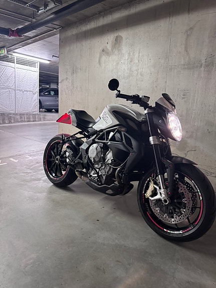 MV Agusta Brutale 800 Dragster 3 of 21