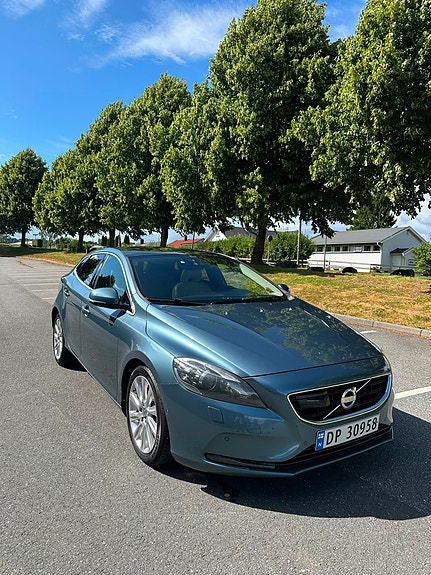 Volvo V40 2 of 29