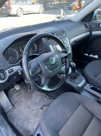 Skoda Octavia 2 of 5