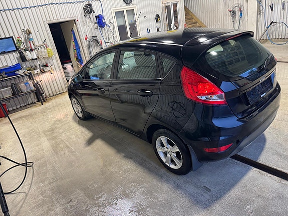 Ford Fiesta 3 of 5