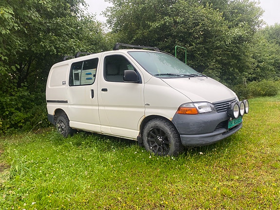 Toyota HiAce 2 of 12