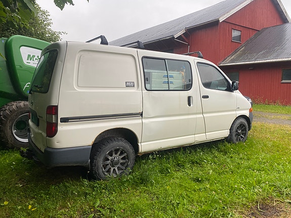 Toyota HiAce 3 of 12