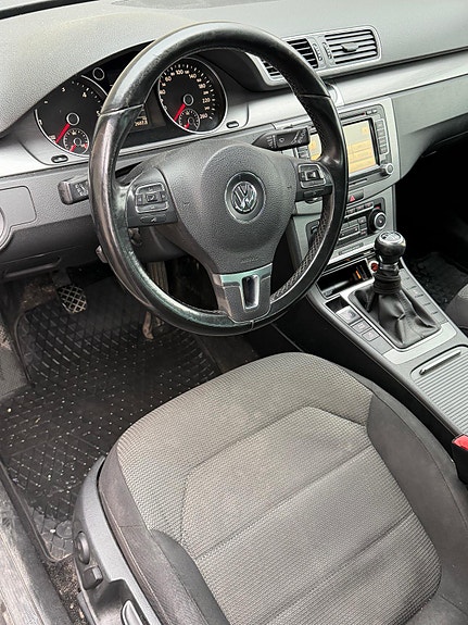 Volkswagen Passat 9 of 14
