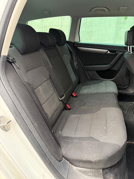 Volkswagen Passat 12 of 14