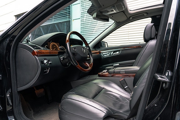 Mercedes-Benz S500 28 of 30
