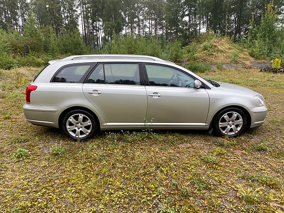Toyota Avensis 4 of 5