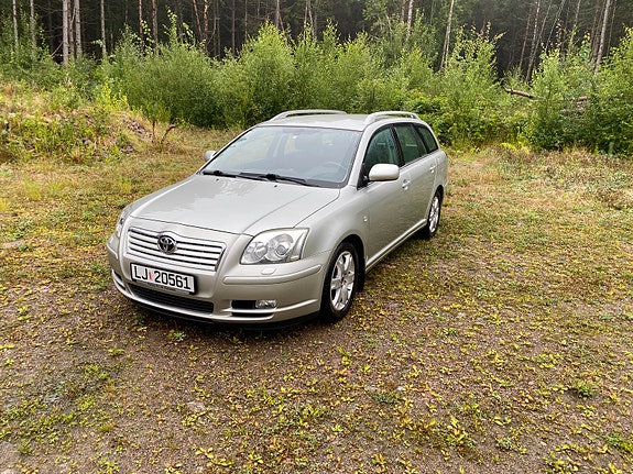 Toyota Avensis 2 of 5
