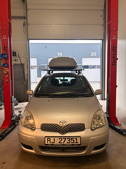 Toyota Yaris 2 of 5