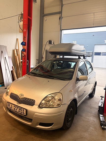 Toyota Yaris 3 of 5