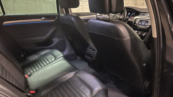 Volkswagen Passat 19 of 30