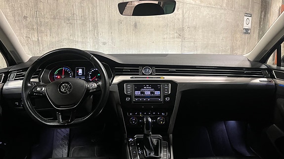 Volkswagen Passat 9 of 30