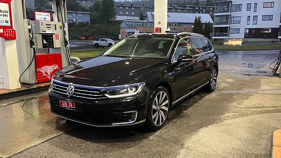 Volkswagen Passat 2 of 30