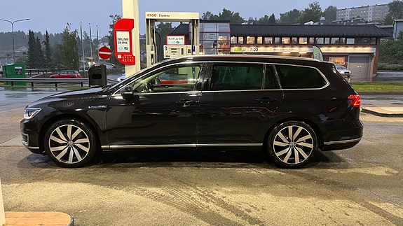 Volkswagen Passat 4 of 30