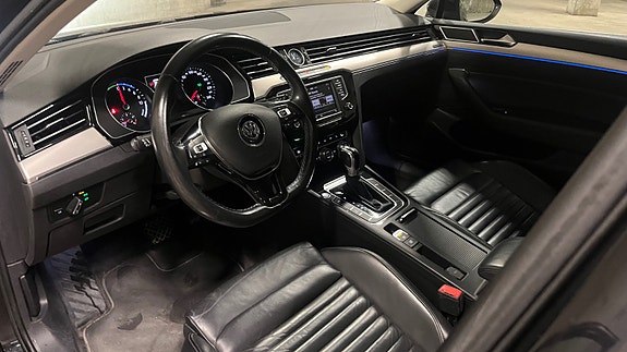 Volkswagen Passat 13 of 30