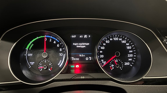 Volkswagen Passat 30 of 30
