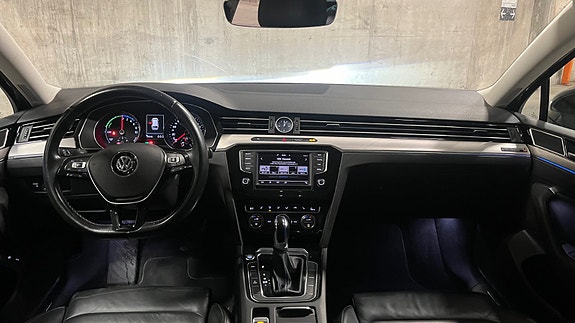 Volkswagen Passat 10 of 30