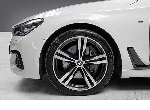 BMW 750d 4 of 30