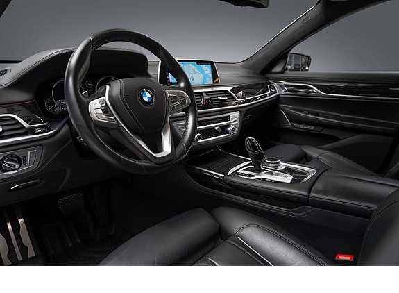 BMW 750d 26 of 30