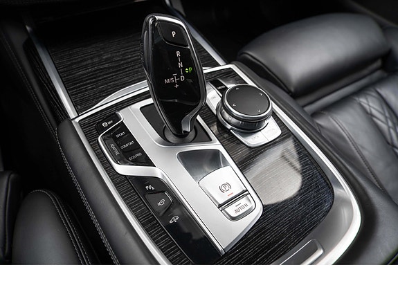 BMW 750d 18 of 30