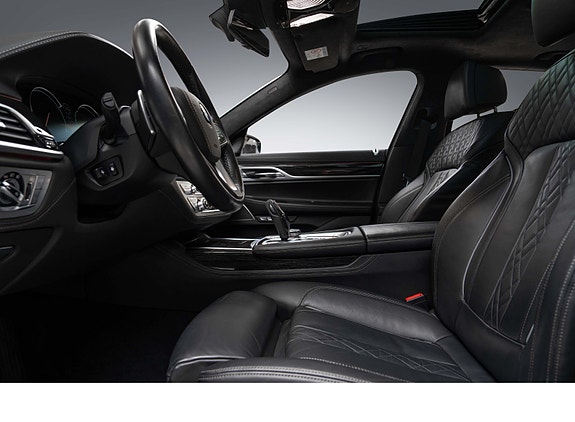 BMW 750d 27 of 30