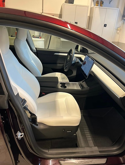 Tesla Model Y 11 of 14
