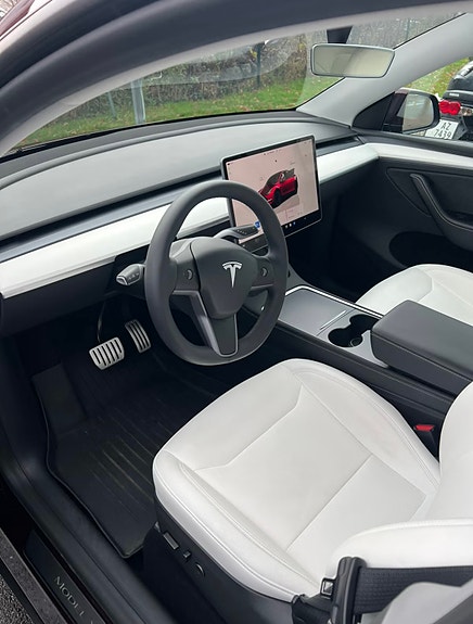 Tesla Model Y 9 of 14