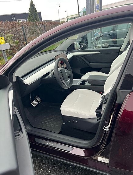 Tesla Model Y 10 of 14