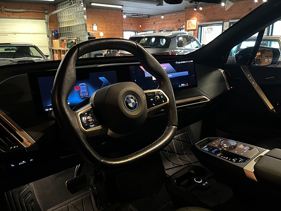 BMW iX 18 of 29