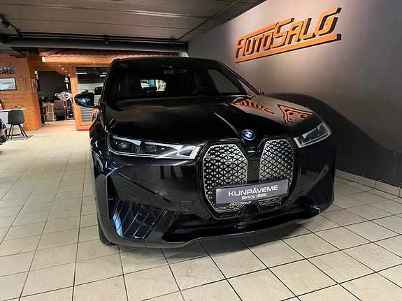 BMW iX 4 of 29