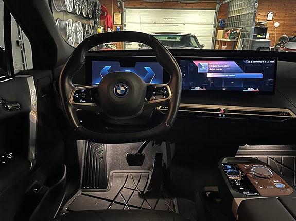 BMW iX 17 of 29
