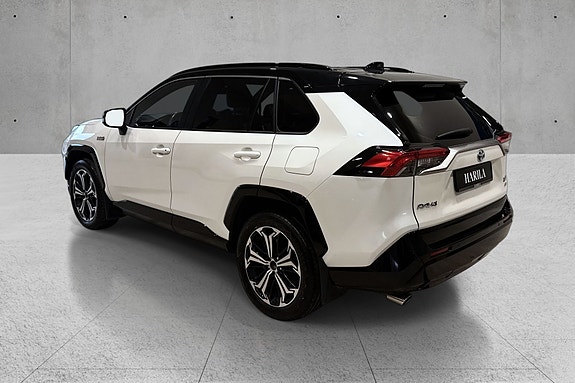 Toyota RAV4 Plug-in Hybrid 4 of 5